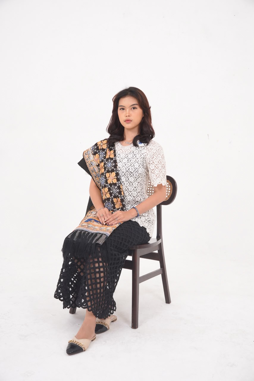 Selendang Sulam Usus Sutra